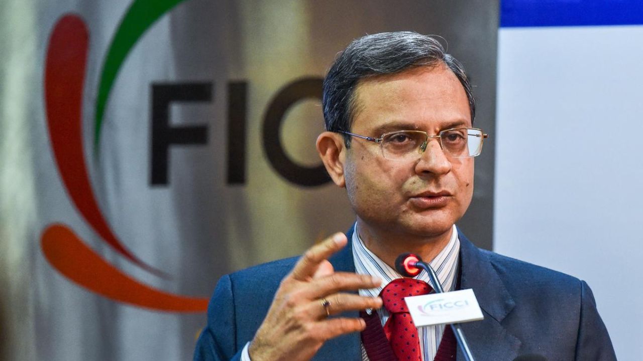 RBI Governor Sanjay Malhotra: Analysts Predict Rate Cut in February 2025