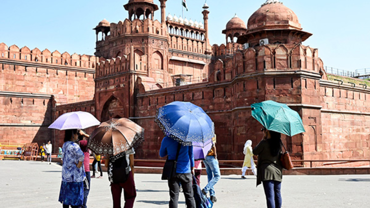 Delhi Records Hottest Day of 2025 at 40°C; IMD Warns of Heatwave Across North India