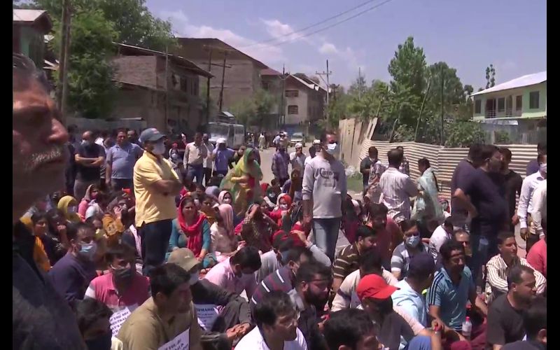 Kashmiri Pandit govt employees & their families protest against killing of Chadoora Tehsil Office employee Rahul Bhat