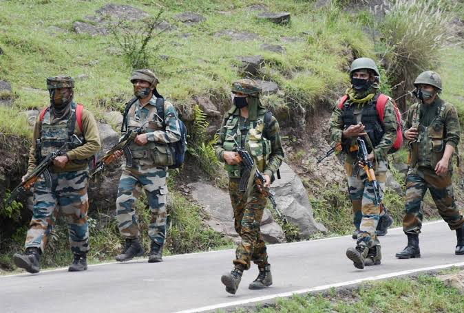 Encounter in Kashmir: Encounter in Kashmir Valley for the second consecutive day, one Jaish terrorist killed, another surrounded by security forces