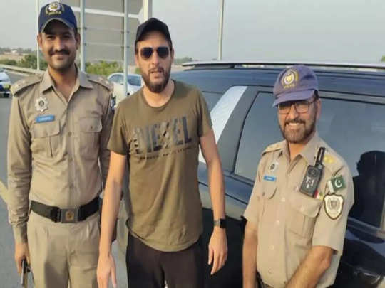 Pakistan News : Shahid Afridi was caught by Pakistan Police, was publicly flouting the law
