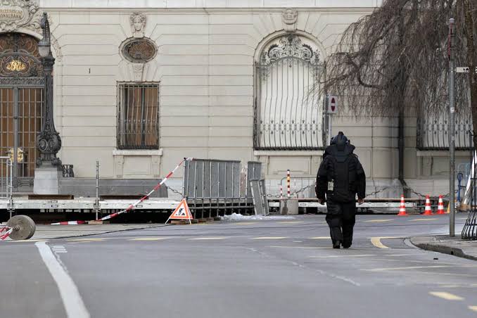 Man arrested with explosives outside Switzerland's parliament, Parliament building evacuated