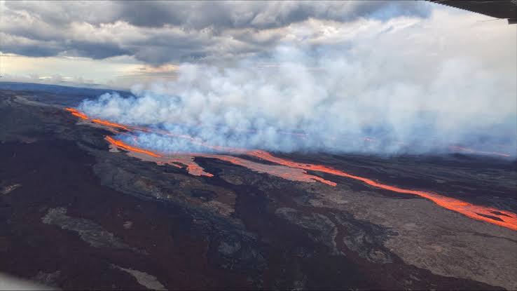 A 200-foot-high lava fountain erupted from the world's largest active volcano