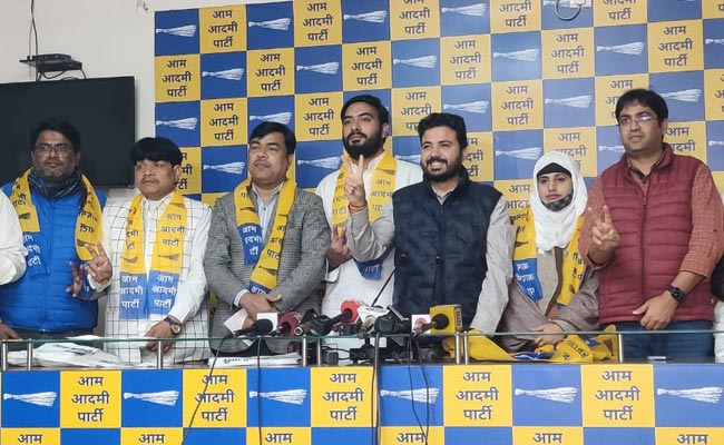 Delhi: 2 newly elected Congress councilors who won MCD elections join Aam Aadmi Party