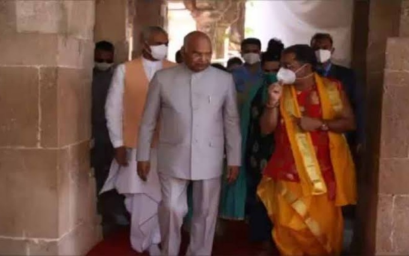President Ram Nath Kovind and Chief Justice NV Ramana worship Lord Dwarkadhish in Gujarat