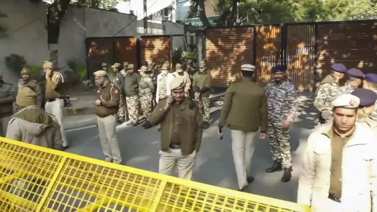 AAP, Delhi Police Clash Over Entry Denial to CM’s House Amid ‘Sheesh Mahal’ Row