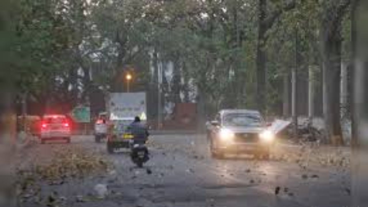 Dust Storm, Rain Lash Delhi-NCR Amid Heatwave in Sudden Weather Shift | Watch Video