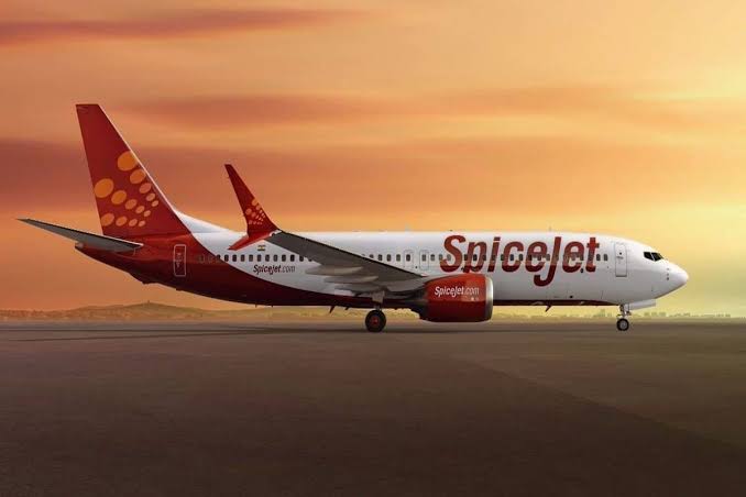 Windshield of SpiceJet's Gujarat-Mumbai flight cracked