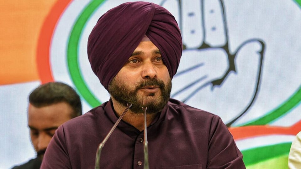 Did Navjot Singh Sidhu attack Rahul Gandhi for not considering him a CM candidate?
