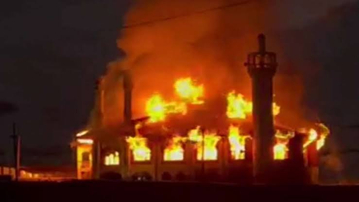 Kargil News : Massive fire broke out in Jamia Masjid in Drass area