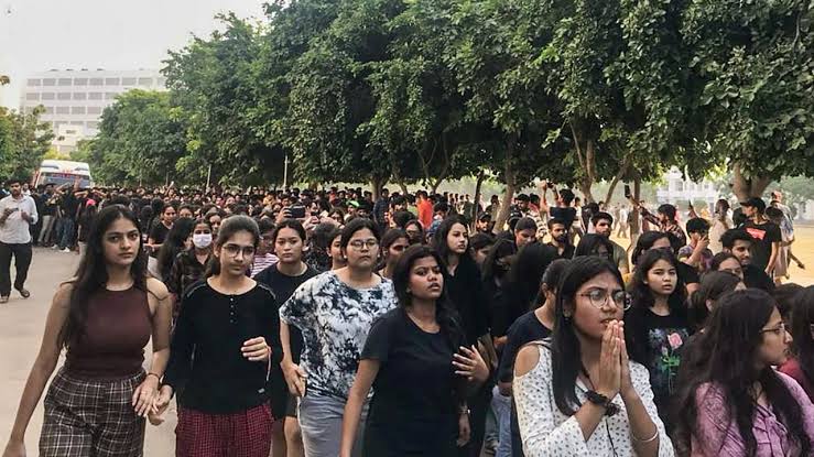 Administration closed the hostel in Chandigarh University, girl students took part in the protest by jumping the gate