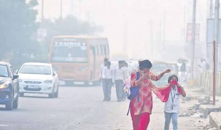 Delhi Pollution: Delhi's air turns toxic, AQI crosses 400