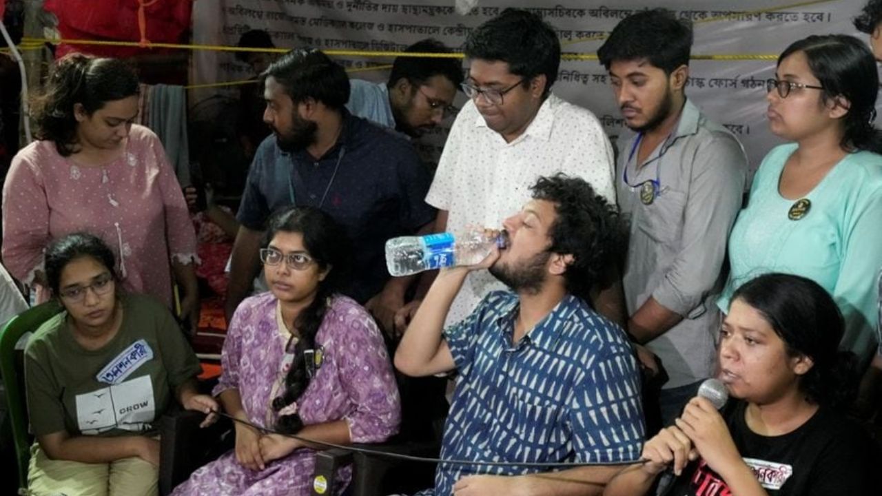 Kolkata Doctors End Hunger Strike After RG Kar Victim’s Parents Appeal and Meeting with Mamata Banerjee