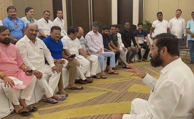Maharashtra Deputy Speaker can send disqualification notices to 16 rebel MLAs