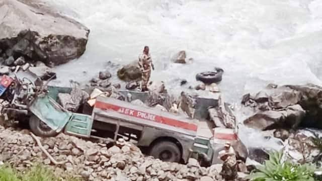 ITBP Bus Accident: A major accident in Jammu and Kashmir, a bus full of ITBP personnel fell into the river, 6 soldiers martyred