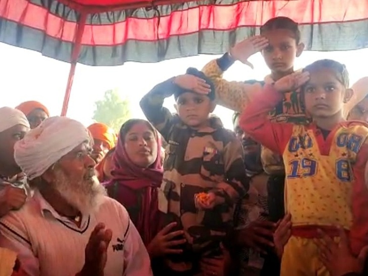 4 year old son gave military farewell to martyr Gursevak, wife kept saying - show face for the last time