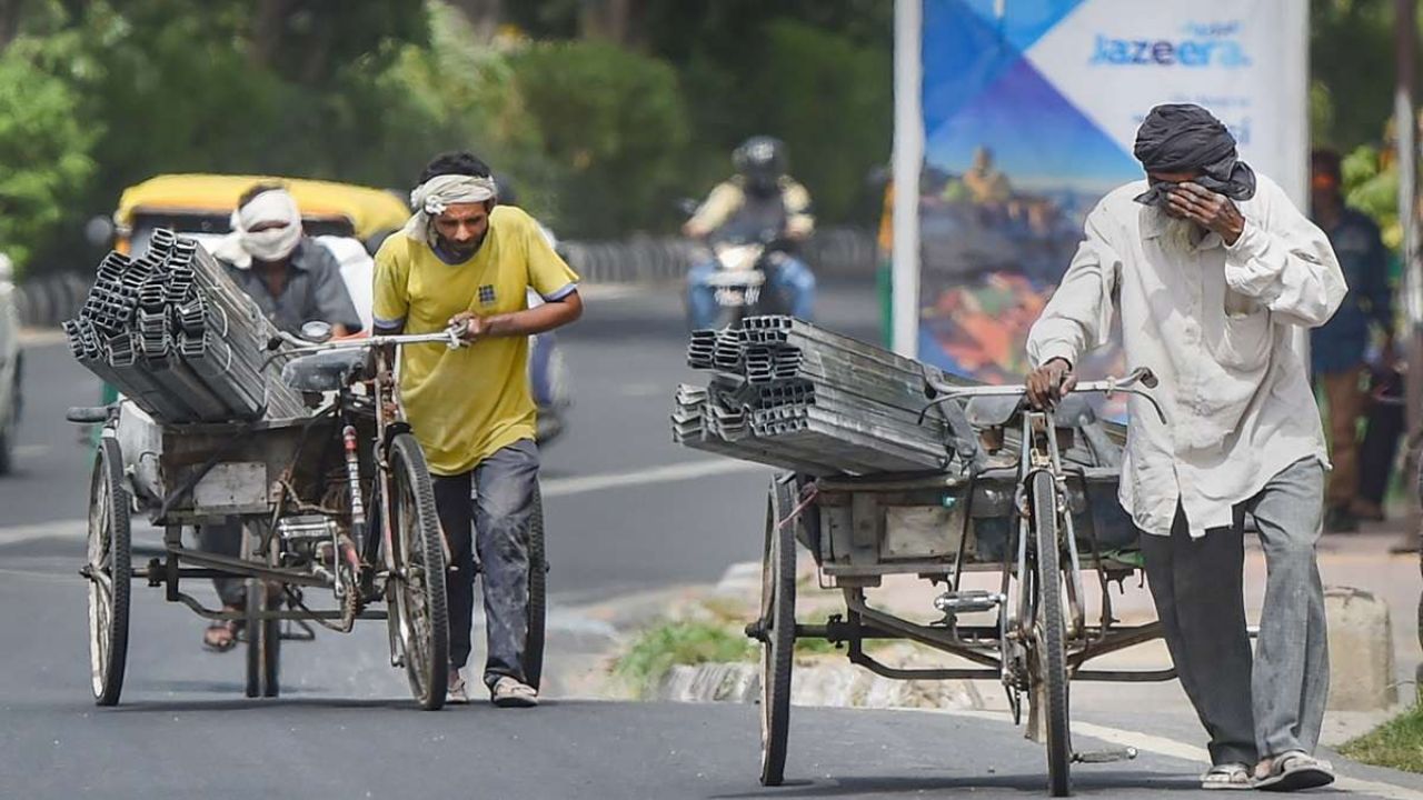 Delhi Wakes Up to Warm, Misty Morning as Temperature Surges Above Normal