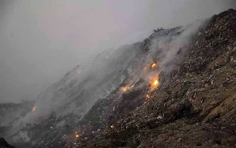 Delhi News : Fire broke out at Bhalswa landfill site in Delhi