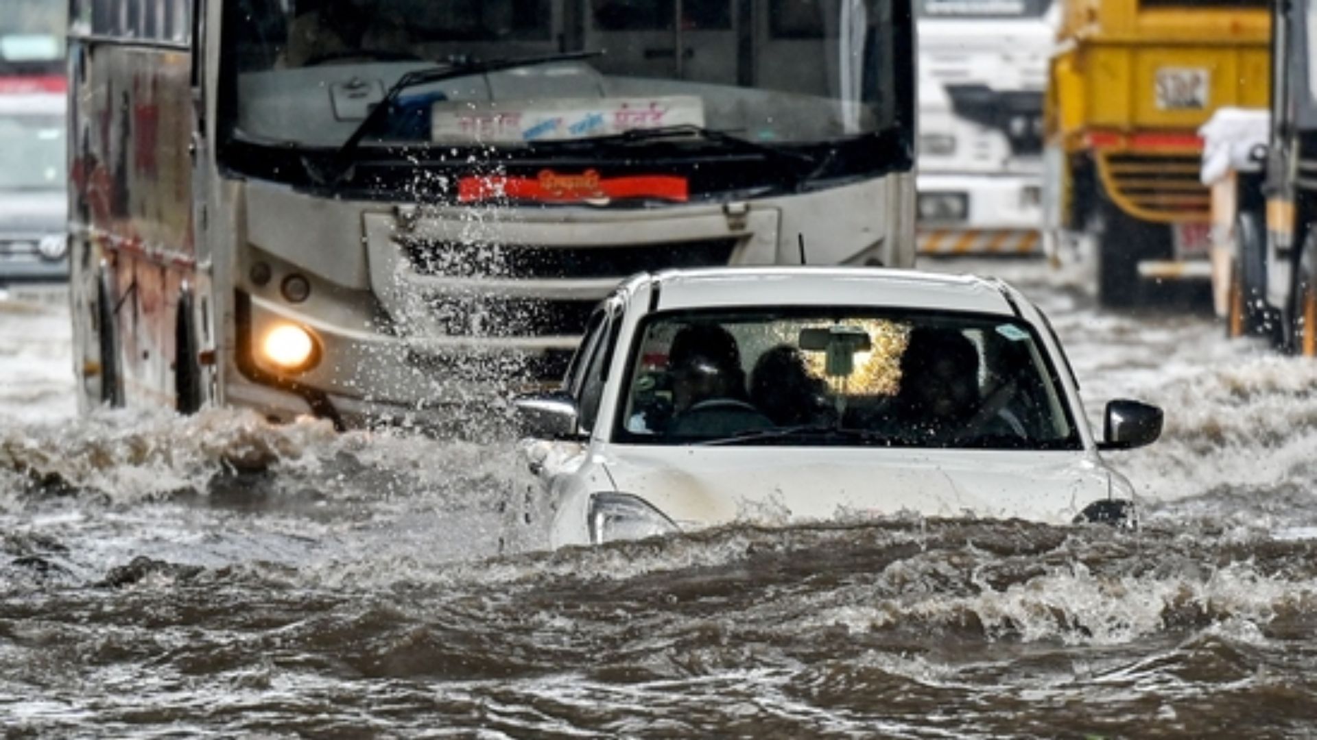 Mumbai Weather Alert: Heavy Rain and Thunderstorms Likely Today, CM Fadnavis Reviews Situation