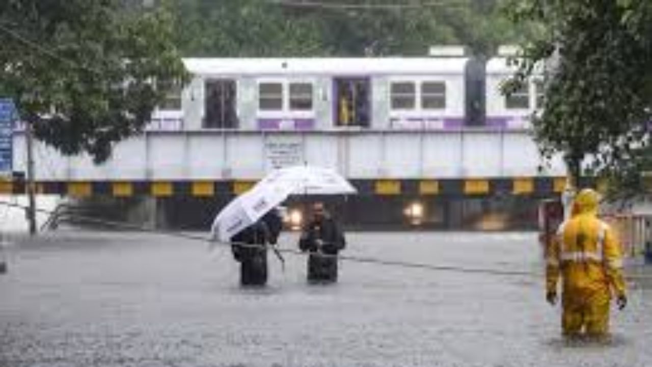 Mumbai Rains LIVE: Trains Rescheduled as IMD Issues ‘Orange’ Alert for City, ‘Red’ for Thane