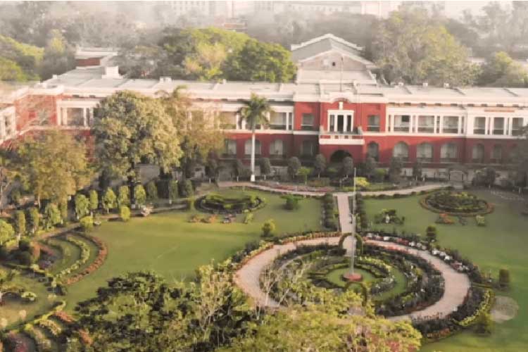 Bloomberg London hires two students from IIT ISM Dhanbad and offers lavishly.