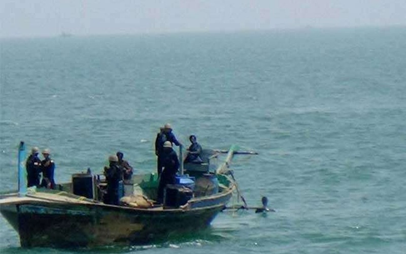 Coast Guard nabbed nine smugglers from Pakistani boat