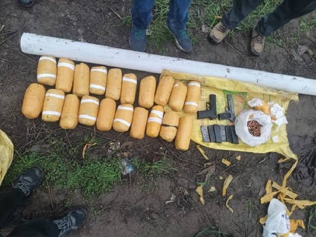 Heroin and pistol recovered by BSF in Punjab's Gurdaspur sector, smugglers escaped