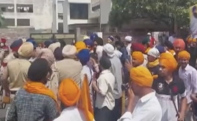 Punjab: A clash broke out between two groups near Kali Devi Mandir in Patiala today.