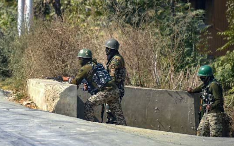 Jammu and Kashmir News : Grenade attack on CRPF bus in Kulgam, Kashmir