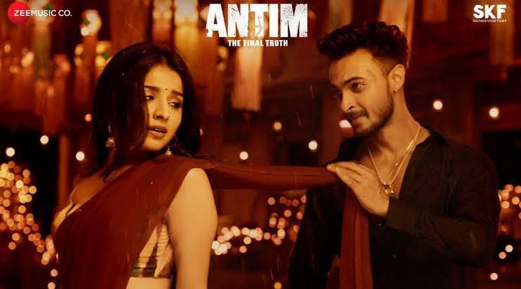 Aayush Sharma talks about filming the intimate scene of the song 'Antim'. He says it was very uncomfortable and nervous