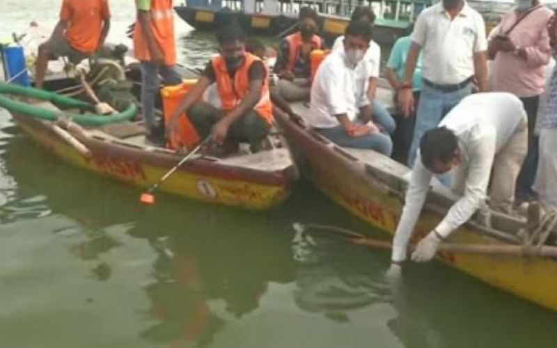 Varanasi ghats: Removing of algal bloom from Ganga is in progress