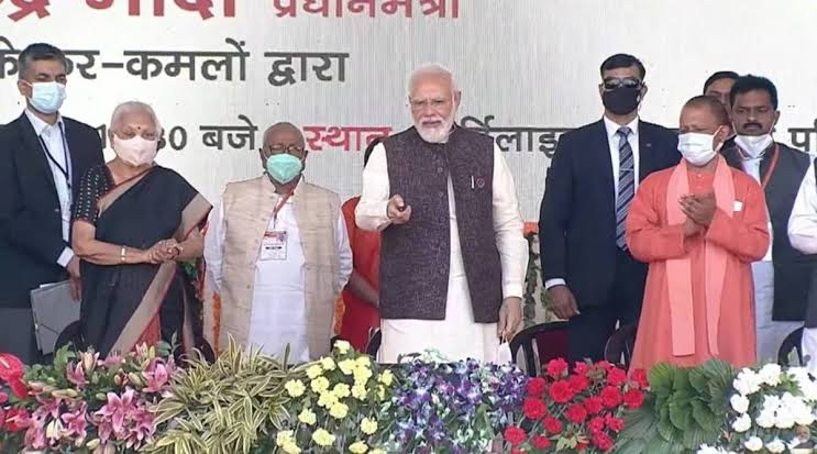 Red hats only mean red beacon: PM targets SP in Gorakhpur, said - these people are red alert for UP