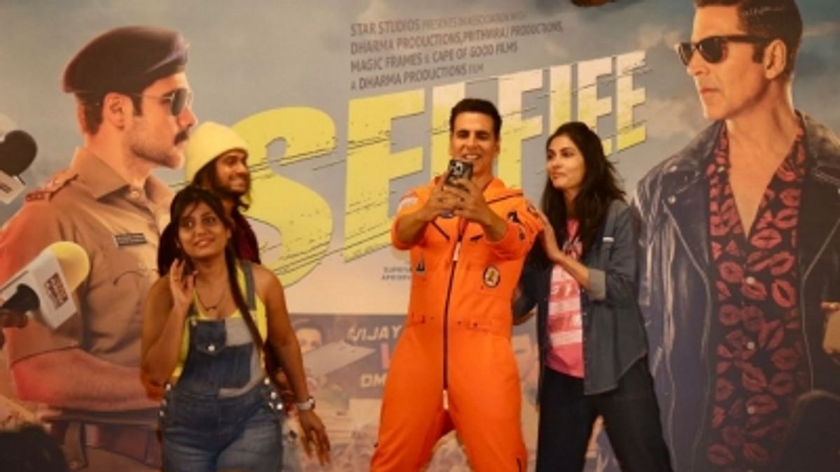 Akshay Kumar broke the Guinness Book of World Records for clicking selfies 